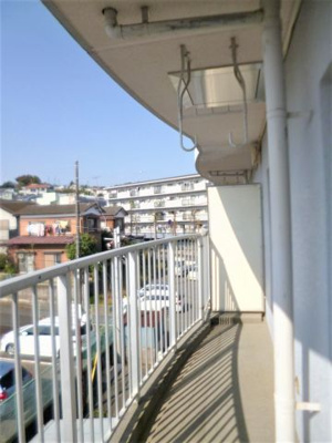 【バルコニー】 | ヴィラ・オオニシ | バルコニーは西向きです♪お昼から夕方に日が入ってきますよ～！2部屋から出入りできるのでお洗濯物の出し入れに便利♪