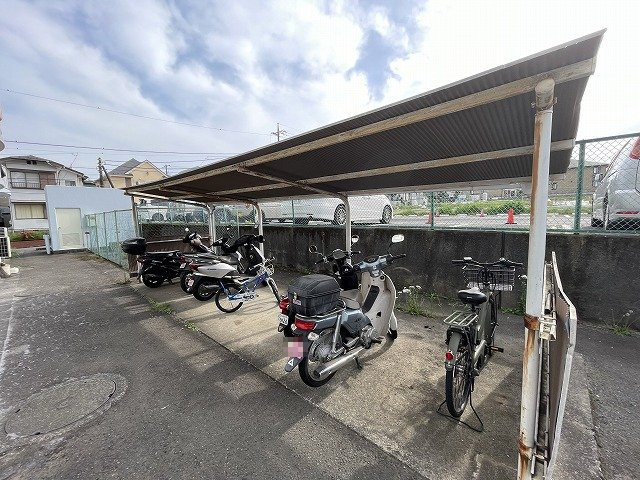 【その他共用部分】 | ヴィラ・オオニシ | 屋根付きの駐輪場があるので雨が降っても大切な自転車が濡れません☆駅まで自転車もオススメです♪
