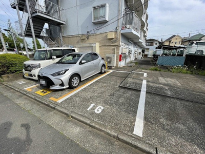 【駐車場】 | ヴィラ・オオニシ | いつでも目の届く敷地内に駐車場を完備しています♪荷物がかさばりがちなお買物にも、車があると便利ですよね☆