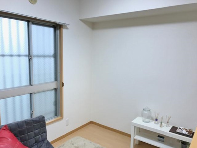 【居間・リビング】 | ヴィラ・オオニシ | ダイニングキッチン7.1帖☆ウォークインクローゼットがあるお部屋です♪椅子とテーブルを囲んで家族団欒の時間を過ごせます♪