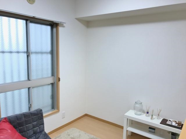 【居間・リビング】 | ヴィラ・オオニシ | ダイニングキッチン7.1帖☆ウォークインクローゼットがあるお部屋です♪椅子とテーブルを囲んで家族団欒の時間を過ごせます♪