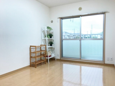 【洋室】 | ヴィラ・オオニシ | 西向き洋室6帖(間取図右下)☆バルコニーに繋がるお部屋です♪ベッドを置いて寝室にするのもオススメです☆