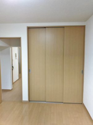 【寝室】 | ヴィラ・オオニシ | 西向き洋室6帖(間取図右下)☆クローゼットがあります♪お洋服の多い方もお部屋が片付いて快適に過ごせますね♪