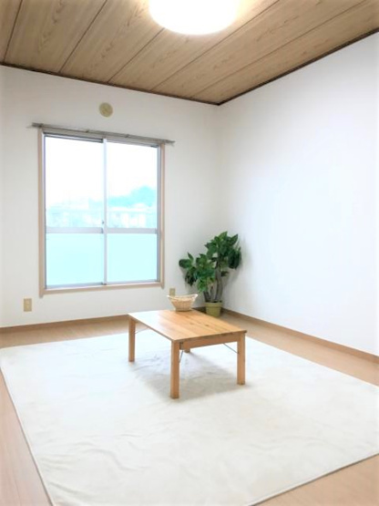 【洋室】 | ヴィラ・オオニシ | 西向き洋室6帖(間取図左下)☆こちらのお部屋からもバルコニーに繋がっています♪洋室なのでお手入れもラクラク～♪収納スペースを完備しています☆