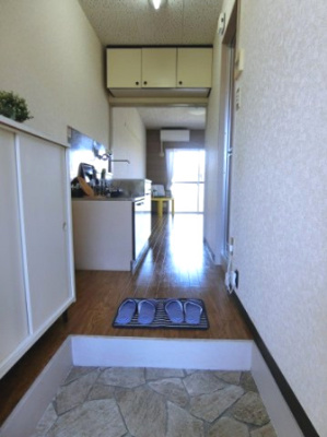 【展望】 | ウインズモアⅠ | 玄関から室内への景観です！キッチンの奥に洋室6帖のお部屋があります☆キッチンの上部には便利な吊戸棚があります♪