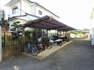 【その他共用部分】 | ウインズモアⅠ | 屋根付きの駐輪場で雨が降っても大切な自転車が濡れなくてすみますね♪荷物が重いときに自転車があれば助かりますね！