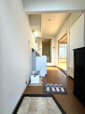 【展望】 | コーポブルックサイド | 玄関から室内への景観です！キッチンの奥にバスルーム、右手に和室6帖のお部屋があります♪