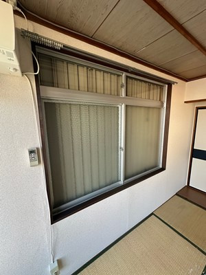 【セキュリティ】 | コーポブルックサイド | 雨戸付きなので夜やお出かけ時も安心です！雨戸は冬場の寒さ対策にもなります◎