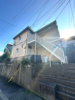 【外観】 | コーポブルックサイド | 小田急線「柿生」駅まで平坦な道を徒歩5分！スーパーや銀行も近くて便利な2階建てアパート♪通勤通学はもちろん、お買い物やお出かけにもGood☆