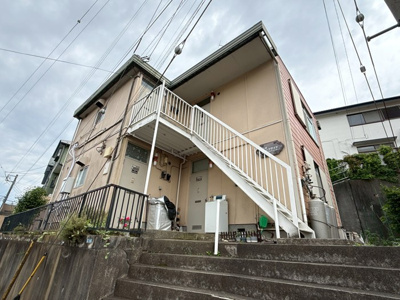 【外観】 | コーポブルックサイド | 小田急線「柿生」駅まで平坦な道を徒歩5分！スーパーや銀行も近くて便利な2階建てアパート♪通勤通学はもちろん、お買い物やお出かけにもGood☆