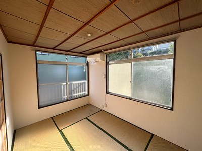 【和室】 | コーポブルックサイド | 南東向き和室6帖☆角部屋二面採光の陽当たりの良いお部屋です！エアコン付きで1年中快適に過ごせますね☆