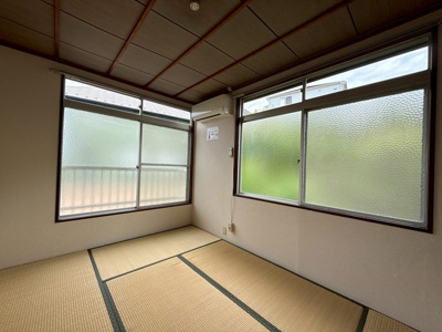 【和室】 | コーポブルックサイド | 南東向き和室6帖☆角部屋二面採光の陽当たりの良いお部屋です！エアコン付きで1年中快適に過ごせますね☆