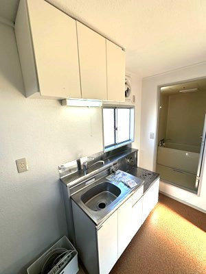 【キッチン】 | コーポブルックサイド | ガスコンロ設置可能のキッチンです☆換気のできる窓付きでお料理の匂いもこもりません◎場所を取るお鍋やお皿もすっきり収納できます♪