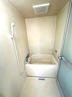 【浴室】 | コーポブルックサイド | 清潔感のある浴室は追い焚き機能付きです♪ゆったりお風呂に浸かって一日の疲れもリフレッシュできますね☆