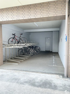 【その他共用部分】 | 屋内駐輪場で雨が降っても大切な自転車が濡れなくてすみますね♪荷物が重いときに自転車があれば助かりますね☆