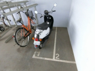 【その他共用部分】 | 屋内バイク置き場を完備しています！バイクをお持ちの方にオススメです♪