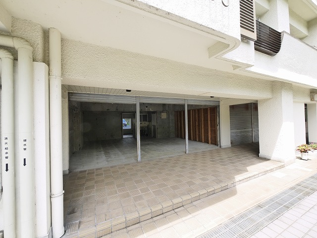 秋篠サンパレス(店舗)の外観