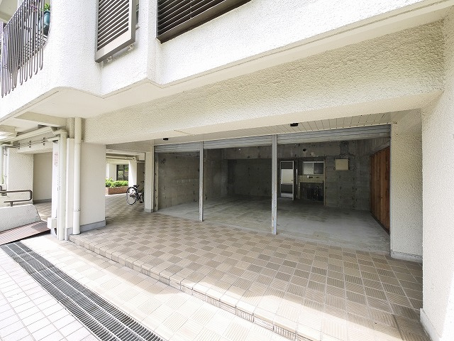 秋篠サンパレス(店舗)の外観