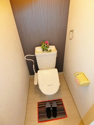 【トイレ】 | ジェルエープラザ | トイレは温水洗浄便座付き♪人気のバストイレ別です♪トイレが独立していると使いやすいですよね☆横にはタオルを掛けられるハンガーもあります！壁紙はオシャレなデザインクロス☆