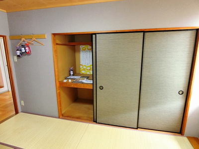 【収納】 | ジェルエープラザ | 和室6帖のお部屋にある押入れです！押入れは寝具など、かさ張りやすいものの収納にぴったり！横には長押もあるのでハンガー掛けにも良いですね♪