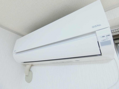 【設備】 | ジェルエープラザ | 洋室5.5帖・和室6帖の各部屋には暑い夏や寒い冬に大活躍のエアコンがあります♪冷暖房完備で1年中快適に過ごせます！