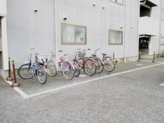 【その他共用部分】 | 敷地内に駐輪場があります♪自転車はちょっとした移動手段に便利ですよね！