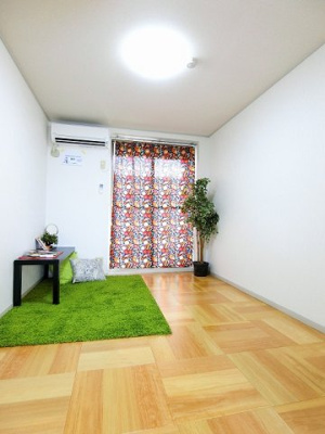 【洋室】 | ジェルエープラザ | 南西向き洋室5.5帖☆バルコニーに繋がるお部屋です！エアコン・照明付きで1年中快適に過ごせますね☆