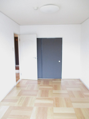 【洋室】 | ジェルエープラザ | 南西向き洋室5.5帖、窓側からの眺めです！ベッドを置いて寝室にするのも良いですね♪