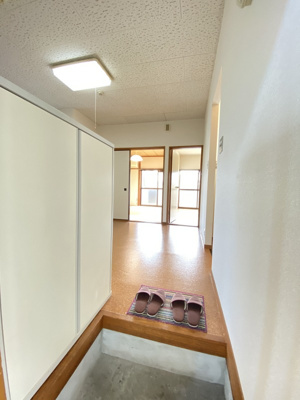 【展望】 | 第7高春荘 | 玄関から室内への景観です♪玄関を入ってすぐ7帖のダイニングキッチンがあります！