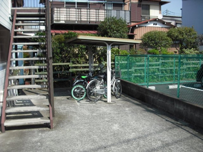 【その他共用部分】 | 第7高春荘 | 屋根付きの駐輪場があるので雨が降っても大切な自転車が濡れません☆駅まで自転車もオススメです♪