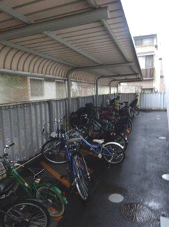 【その他共用部分】 | 屋根つきの駐輪場で雨が降っても大切な自転車が濡れません♪荷物が重いときに自転車があれば助かりますね！
