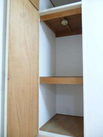 【収納】 | ドリームハイツ高橋 | 洋室6.3帖のお部屋にある収納スペースです♪高さがある収納スペースでかさ張るお荷物もすっきり！
