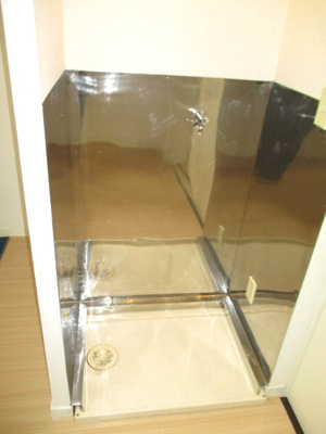 【設備】 | ドリームハイツ高橋 | 洋室6.3帖のお部屋にある室内洗濯機置き場です♪防水パンが付いているので万が一の漏水にも安心です！