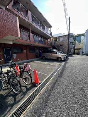【駐車場】 | ドリームハイツ高橋 | いつでも目の届く敷地内に駐車場があります♪お車をお持ちのファミリーさんにオススメです☆