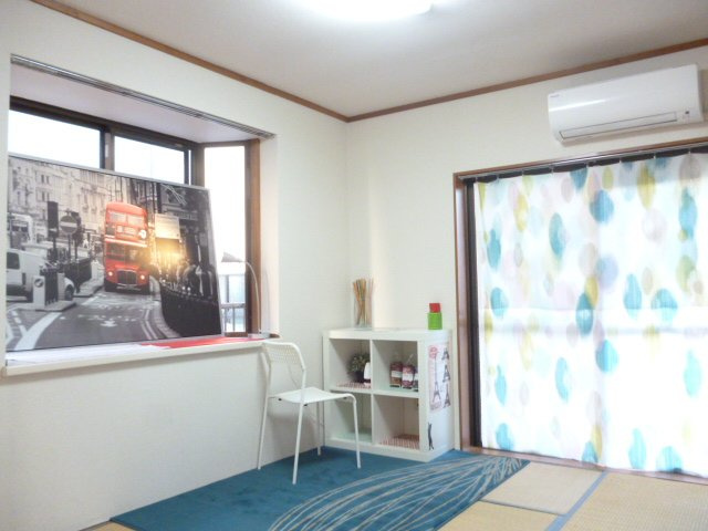 【和室】 | ドリームハイツ高橋 | 南東向き和室6帖☆テラスに繋がる角部屋二面採光のお部屋は陽当たり良好です♪エアコン付きで1年中快適に過ごせますね☆出窓には小物を置いたりして楽しめます！