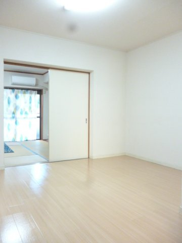 【洋室】 | ドリームハイツ高橋 | 洋室6.3帖☆キッチン側からの眺めです！洋室なのでお掃除もカンタンです☆出窓・収納スペース付きです◎