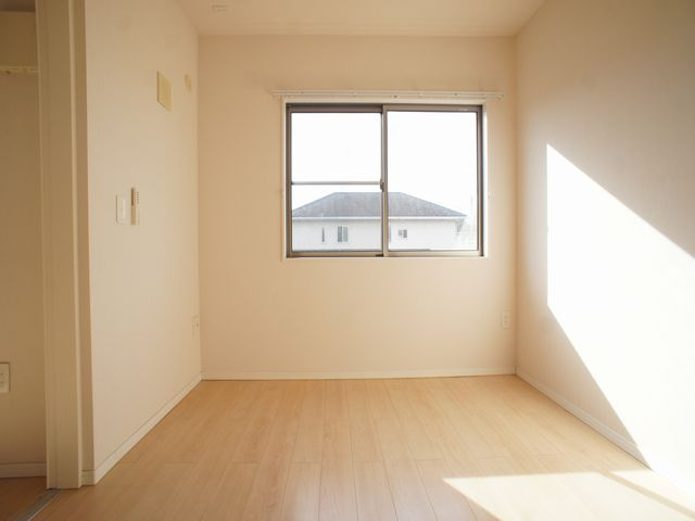 【子供部屋】 | フランボワーズ | 日当たり良好！うれしい照明器具付きです♪