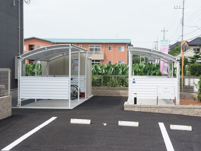 【その他共用部分】 | フランボワーズ | 屋根付きの駐輪場があります♪