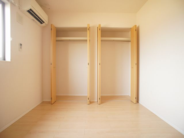【寝室】 | フランボワーズ | 清潔感のあるきれいな室内☆快適に過ごせるエアコン付きです♪