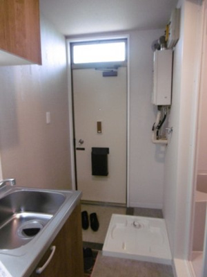 【展望】 | ビラ百合ヶ丘 | 玄関にある室内洗濯機置き場は、防水パンが付いているので万が一の漏水にも安心！室内に置けるので洗濯機が傷みにくい♪