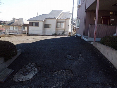 【駐車場】 | プライムハイツA | いつでも目の届く敷地内に駐車場を完備しています♪荷物がかさばりがちなお買物にも、車があると便利ですよね☆