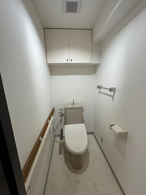 【トイレ】 | フラット百合ヶ丘 | 人気のバストイレ別です♪トイレが独立していると使いやすいですよね☆小物を置ける便利な棚やタオルハンガーや手すりも付いています♪