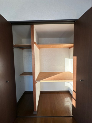 【収納】 | フラット百合ヶ丘 | 洋室7.5帖のお部屋にあるクローゼット(左)と収納スペース(右)です♪お洋服はもちろん、少し大きなお荷物も収納できますね☆