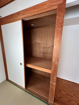 【収納】 | フラット百合ヶ丘 | 和室6帖のお部屋にある天袋付き押入れです！押入れはお布団や季節のお洋服を収納するのに便利！