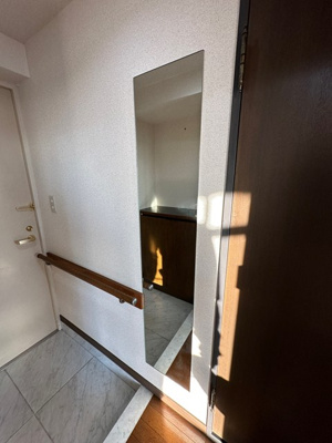 【玄関】 | フラット百合ヶ丘 | 玄関には全身ミラー付きでお出かけの時の身だしなみ確認もばっちり！