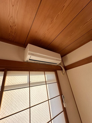 【設備】 | フラット百合ヶ丘 | 和室6帖のお部屋にエアコンが付いています！ムシ暑い夏も肌寒い冬も快適に過ごせますね♪