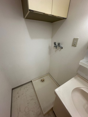 【洗面所】 | フラット百合ヶ丘 | 洗面所内、独立洗面台横にある室内洗濯機置き場です♪防水パンが付いているので万が一の漏水にも安心です！上部には便利な収納棚付き♪