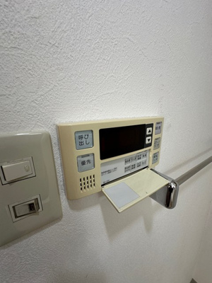 【設備】 | フラット百合ヶ丘 | バスルームは追い焚き機能付きです！いつでもぽかぽかお風呂に入れて一日の疲れもリフレッシュ♪