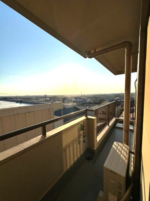 【バルコニー】 | フラット百合ヶ丘 | バルコニーは南向きなので、お洗濯物はお昼からでも乾きそう♪2部屋から出入りできるのでお洗濯物の出し入れに便利♪