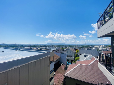 【展望】 | フラット百合ヶ丘 | バルコニーからの眺望です♪周りに視界を遮る建物がないので景色がよく見渡せます！
